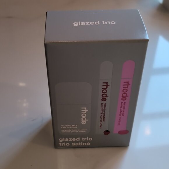 Rhode HOLIDAY GLAZED TRIO Gift Set GLAZING MILK, JELLY BEAN LIP, STRAWBERRY NIB - Picture 3 of 4